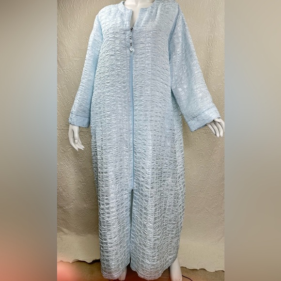 Diamond Tea Other - Diamond Tea XL Crinkle Satin Long Zip Robe NWT